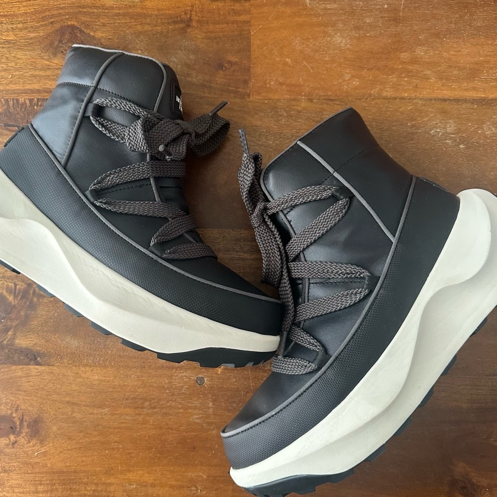 The North Face Black Chunky Women’s Halseigh ThermoBall™ Waterproof Boots 10